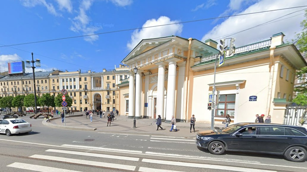 Дырки в перегородках, часовые очереди и смрад: люди жалуются на захваченные извращенцами туалеты в центре Петербурга