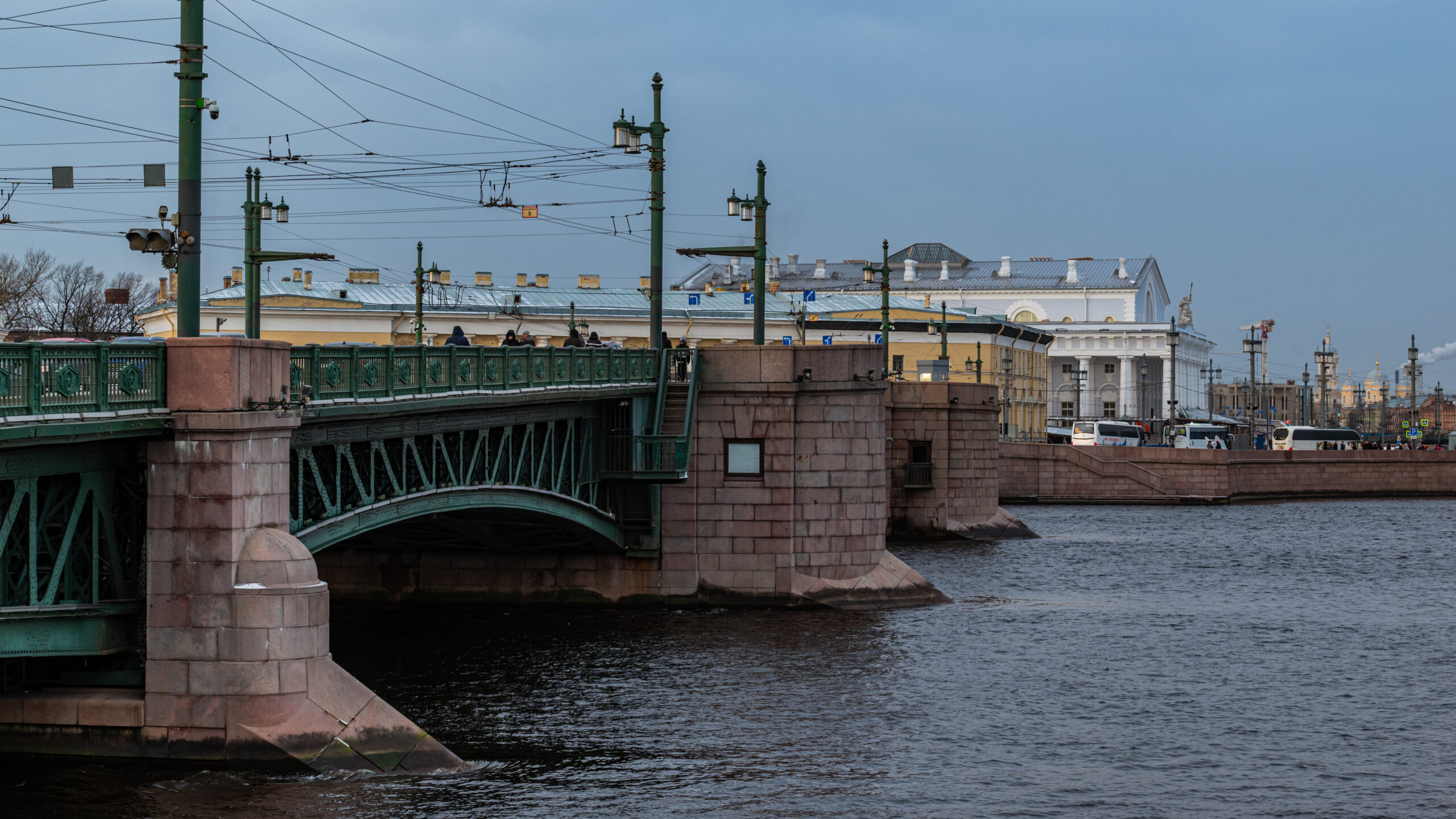 Вода в Неве еще поднимается, но ветер стихает: в четверг в Петербурге будет +12 градусов