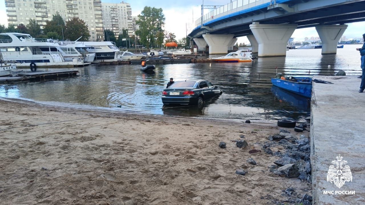 В Петербурге спасатели вытащили затонувший в реке BMW