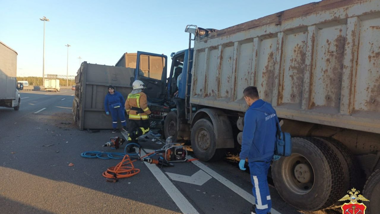 В Петербурге в аварии на КАД погиб водитель самосвала