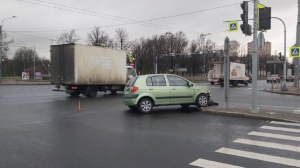 Зелененький Hyundai потерял морду на Пискаревском проспекте: обидчик пропал