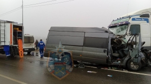 В Ленобласти спасатели доставали водителя из смятого автомобиля после аварии на трассе