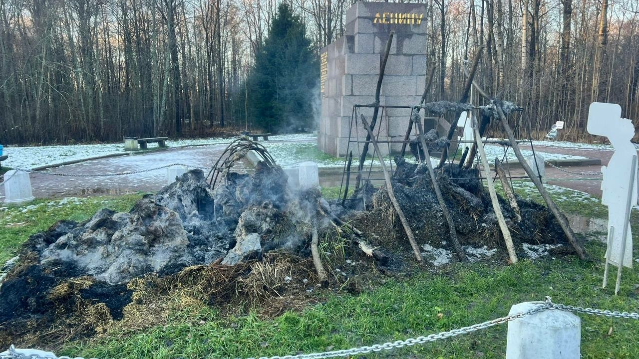 В Петербурге неизвестные подожгли легендарный «шалаш Ленина»