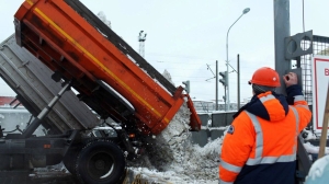 Снегоплавильные пункты начали работу в Петербурге, приняв больше двухсот кубометров