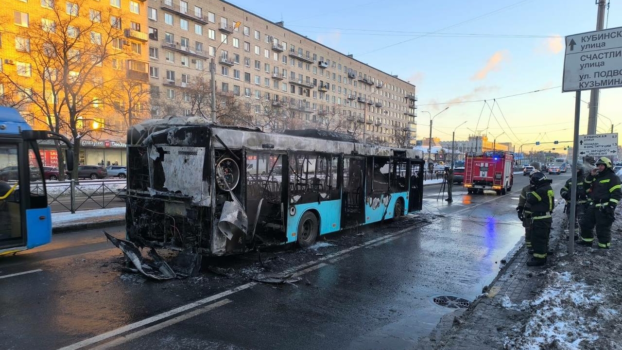 Потерял «лицо» и крышу: на Ленинском проспекте сгорел автобус