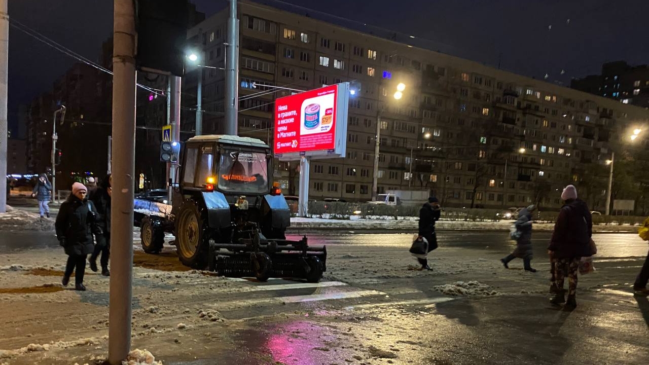 Петербургские улицы отправили убирать 6,7 тысяч дворников