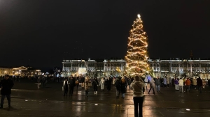 В этом году зеленая красавица терпит многое: на елке на Дворцовой площади произошло короткое замыкание в гирлянде