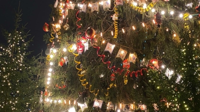 Орущая звезда и Баба-яга рокер: какие странные игрушки на елку предлагают петербуржцам