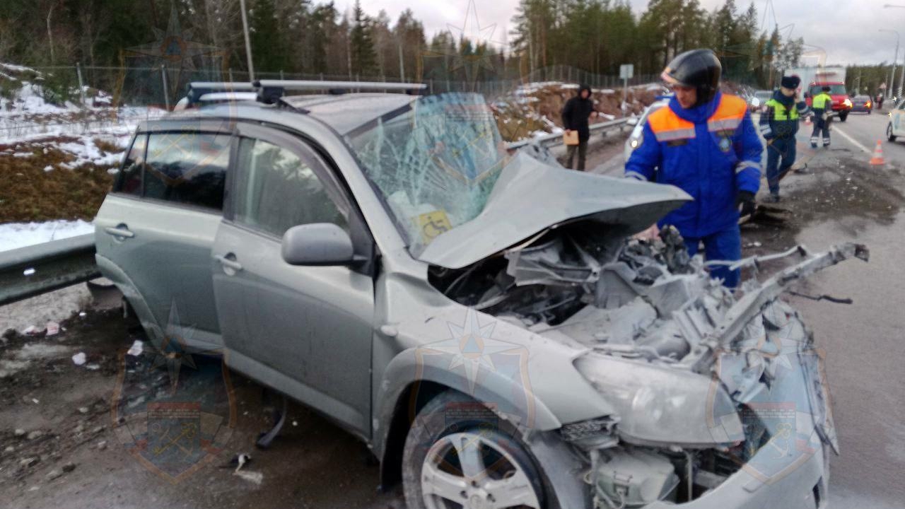 Бамперы всмятку: Toyota врезалась в туристический автобус в Ленобласти