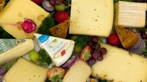 Петербург и Ленобласть с начала года избавили от 73,5 кг санкционных сыров и колбас