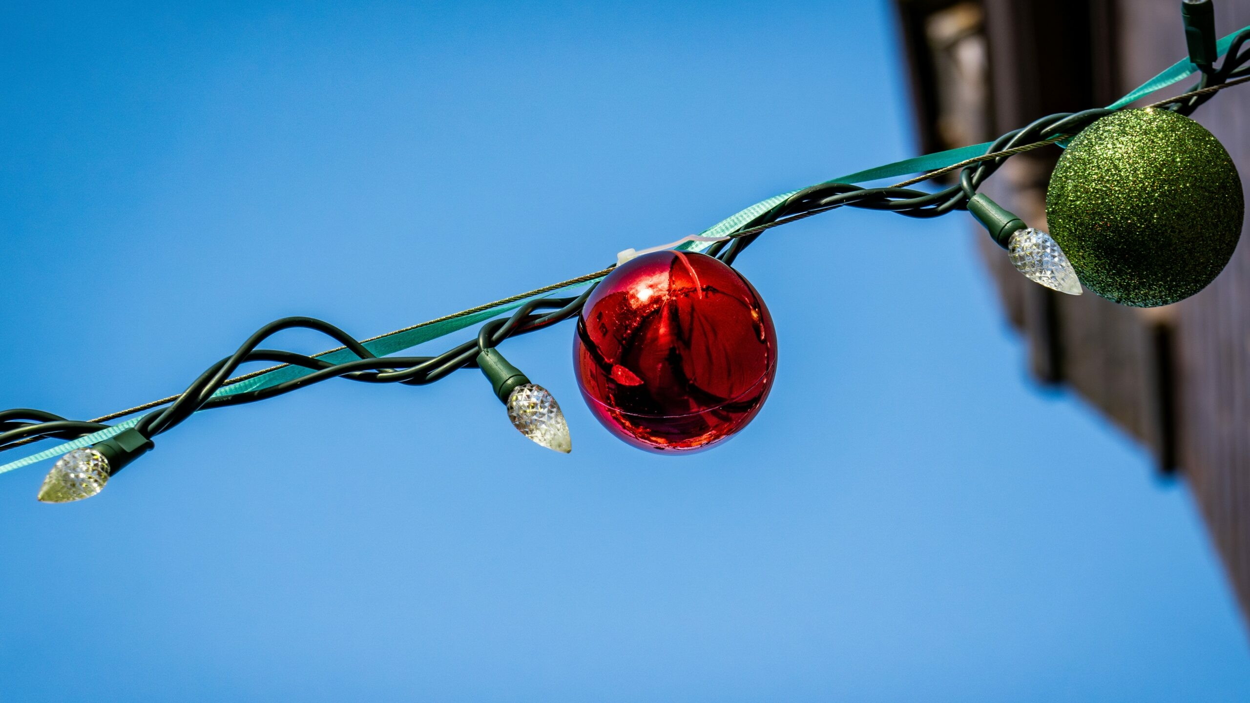 Первые новогодние украшения установили у станции метро «Петроградская»