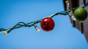 Первые новогодние украшения установили у станции метро «Петроградская»