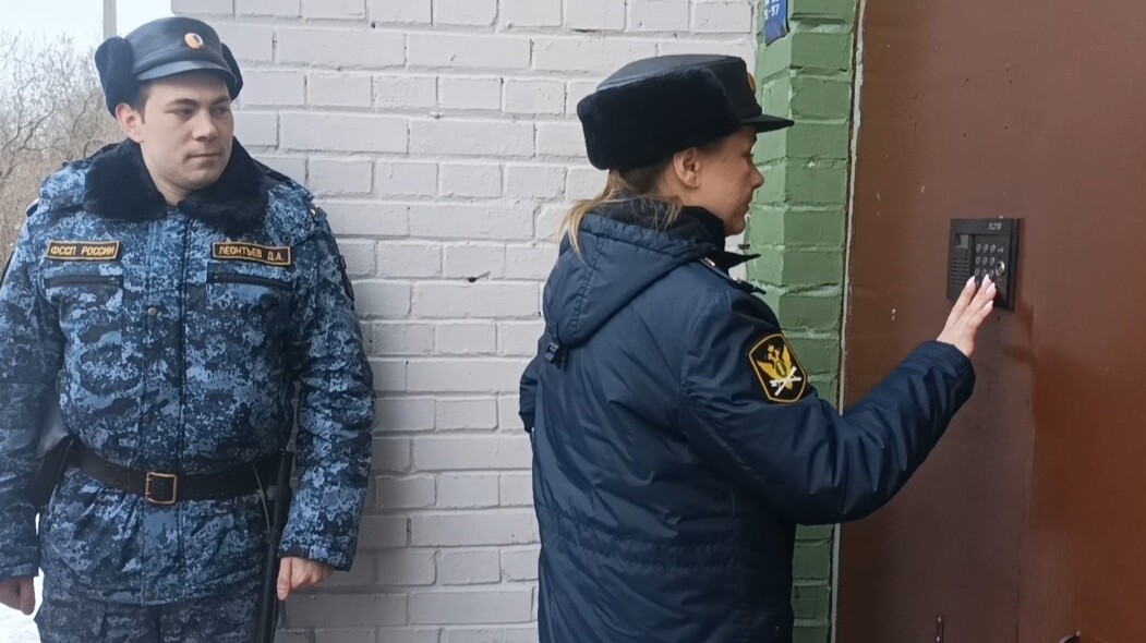 Судебные приставы заставили мужчину убраться в квартире на Северном спустя шесть лет