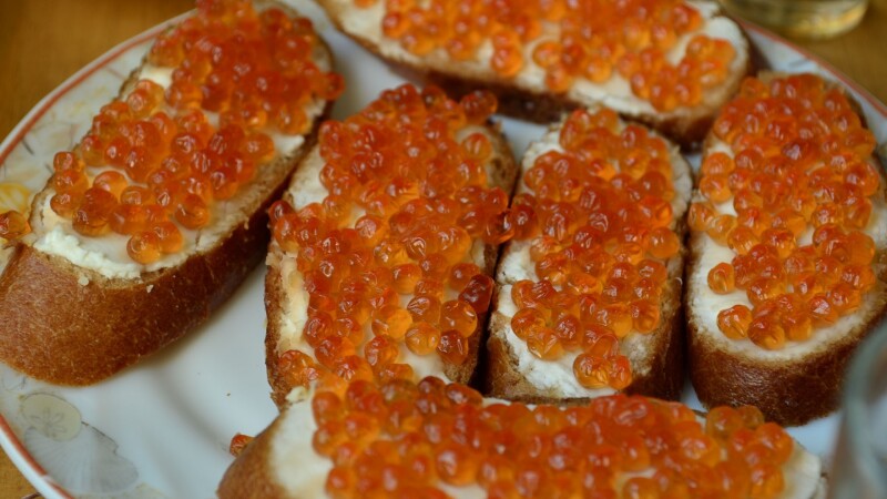 Без мандаринов и «Оливье»: что раньше ели петербуржцы на Новый год — самые популярные блюда