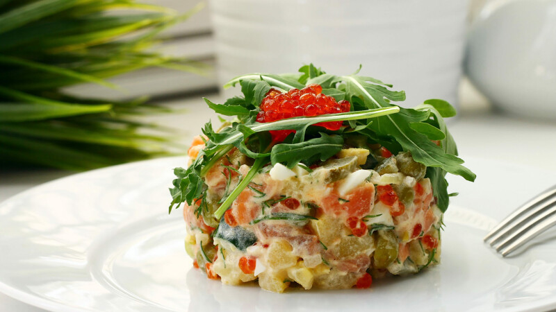 Рецепт идеального оливье: три оригинальных варианта — от «Эрмитажа», «Москвы» и «Служебного романа»