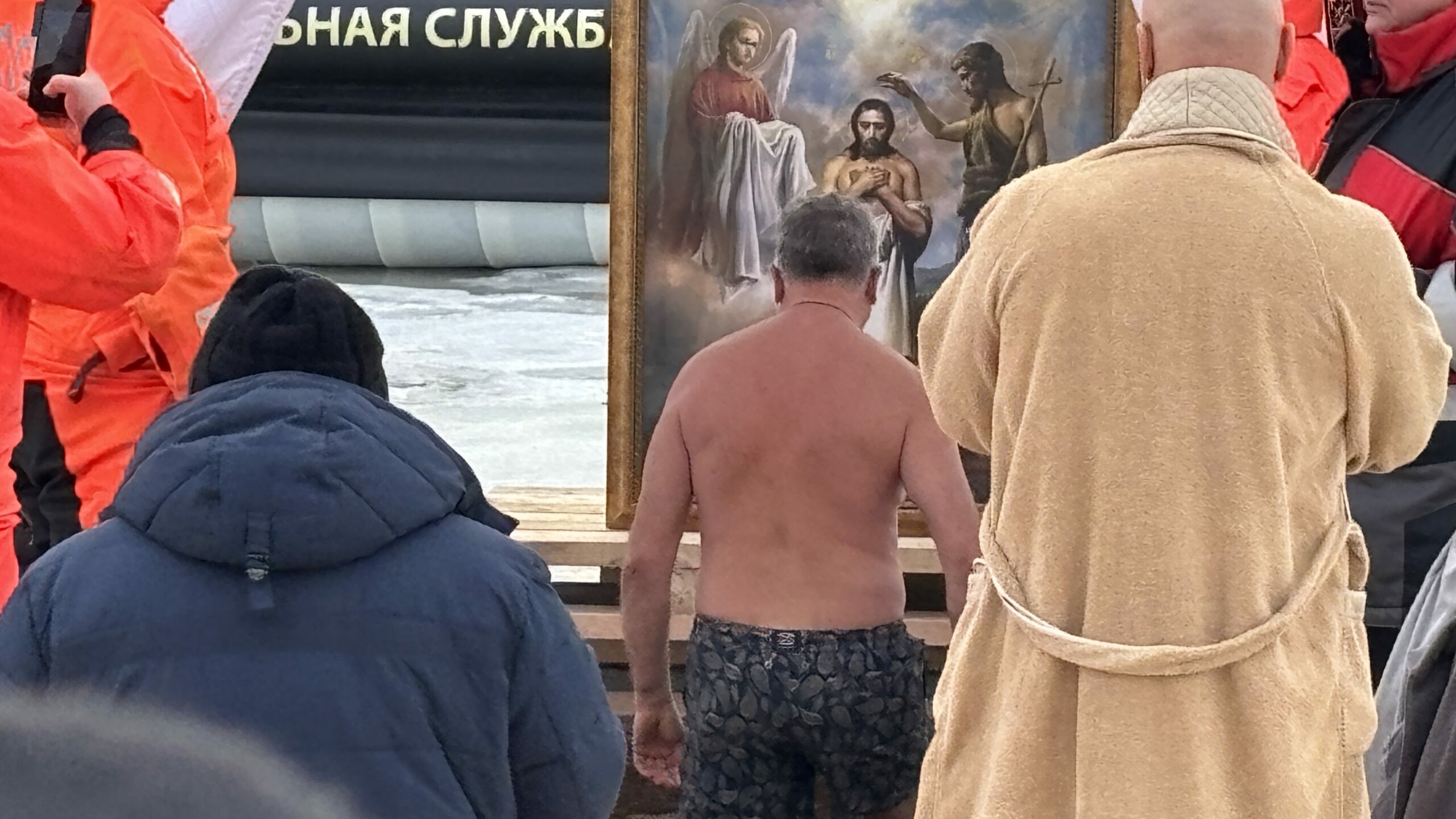 Крещение 2026 в СПб: расписание богослужений, где набрать святой воды, адреса купелей