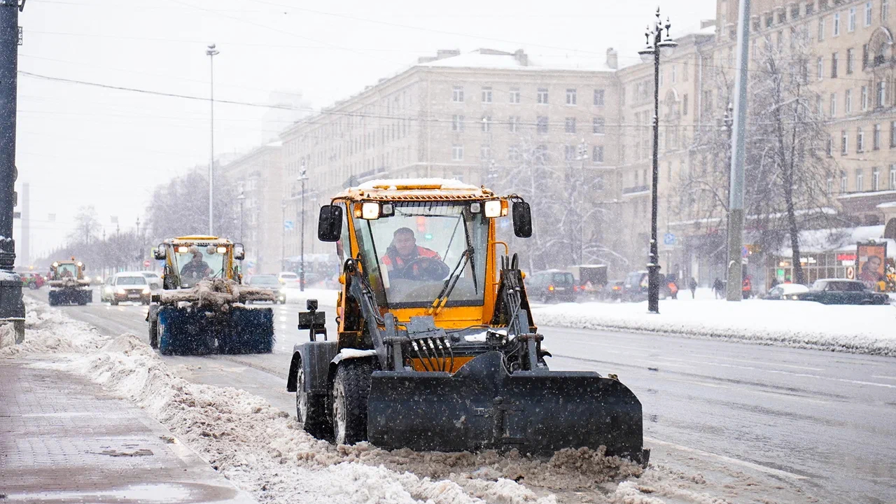 «Чарли» вывел на улицы Петербурга 8,6 тысяч дворников и тысячу машин