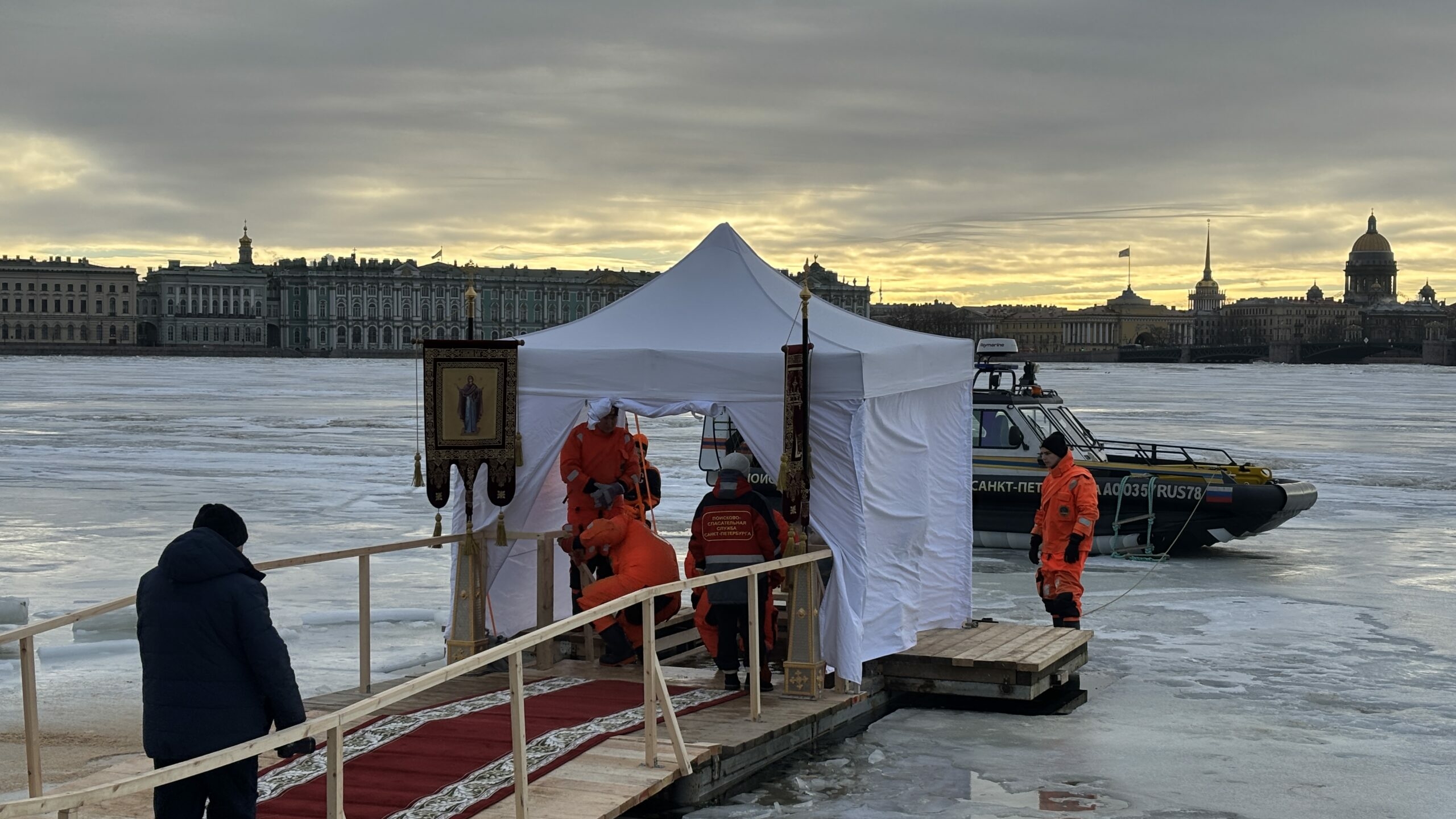 Петербуржцы окунулись в ледяную воду главной городской иордани: фоторепортаж