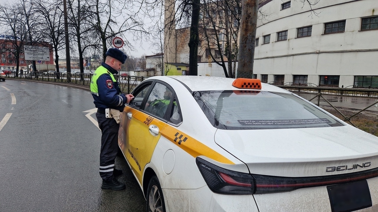 ГАИшники будут ловить в Петербурге нелегальных таксистов