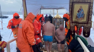 Спасатели Петербурга скорректировали время крещенских купаний