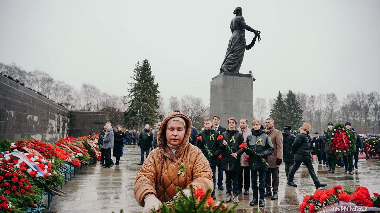 Петербуржцы почтили память блокадников и ветеранов войны