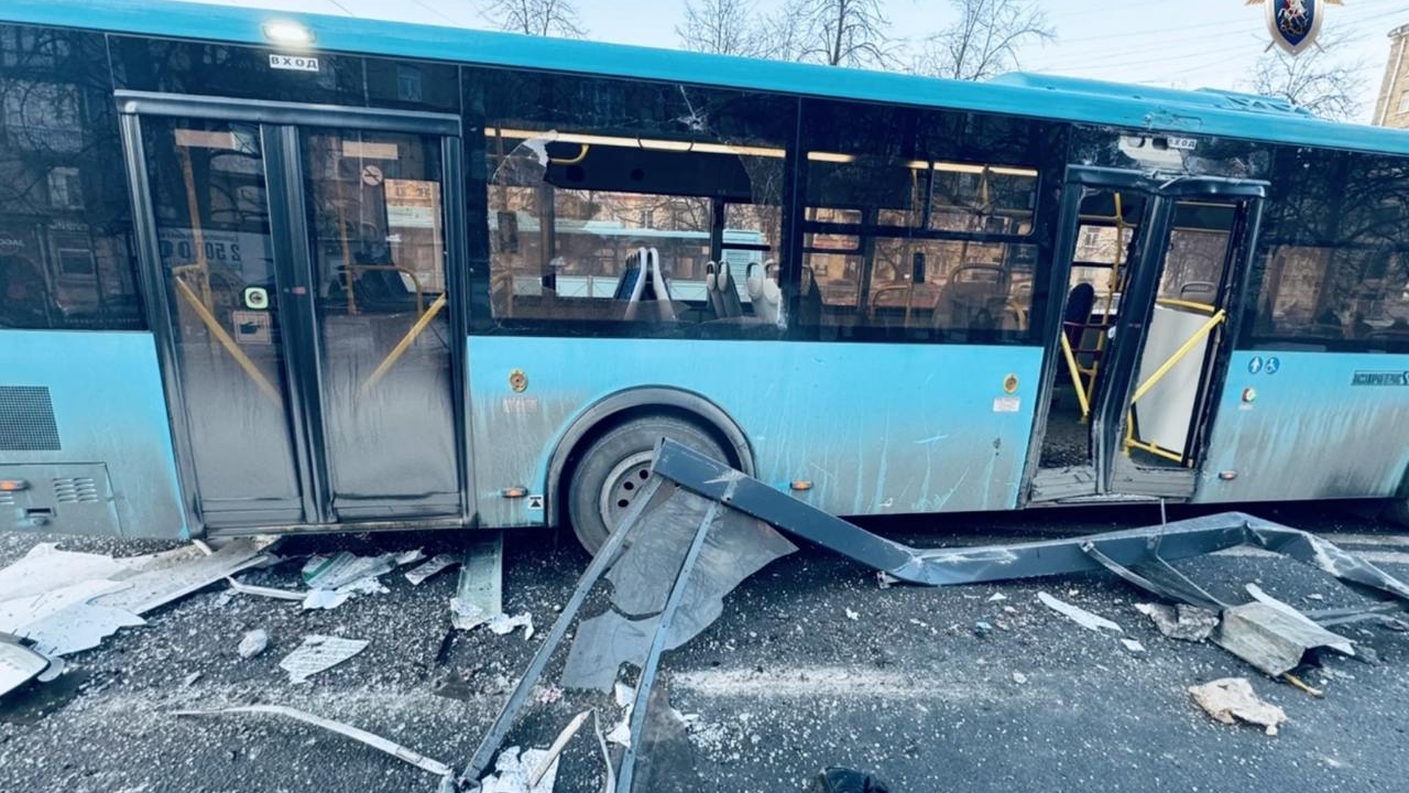 Появилось видео из салона автобуса, снесшего остановку в Московском районе