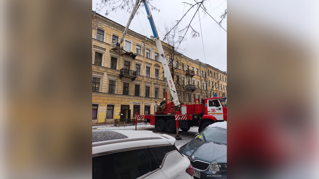 Пол рухнул вниз: на Васильевском острове демонтировали разваливающийся балкон