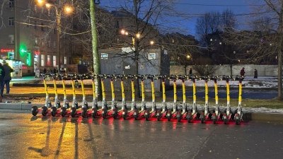 Электросамокаты осложнили уборку Петербурга: коммунальщики терпят молча