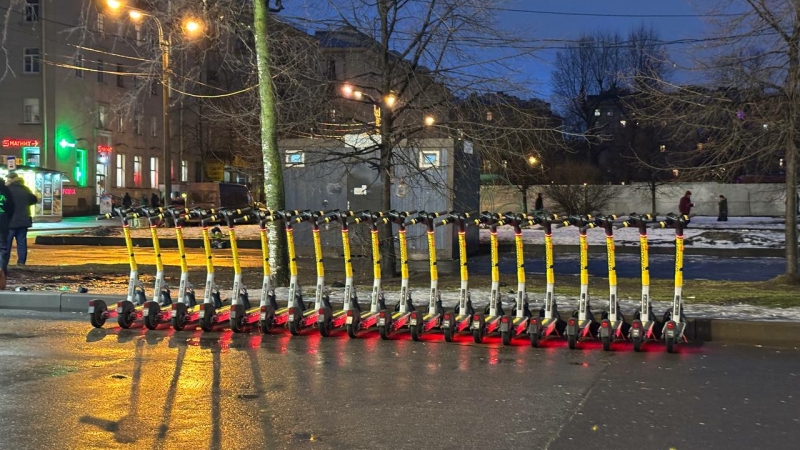 Электросамокаты осложнили уборку Петербурга: коммунальщики терпят молча