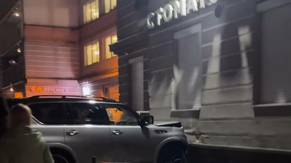 Под Петербургом пьяный лихач на Infiniti побил семь авто и «припарковался» в стену