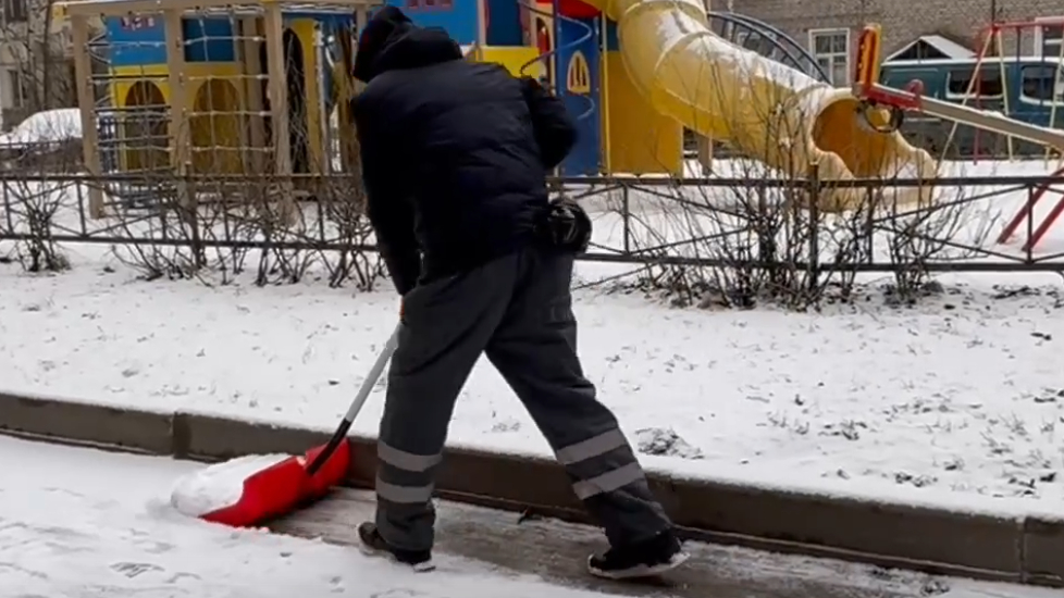 Мартовская погода выгнала тысячи дворников на улицу убирать весенние сугробы