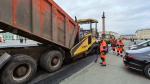Петербургские дорожники ремонтируют Дворцовую площадь перед майскими праздниками