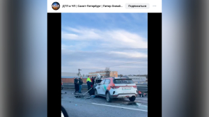 Есть раненные: на КАД каршеринг жестко смял Lada