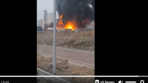 Черный дым в небе: полыхающие склады на юге Петербурга тушат по номеру 1-БИС