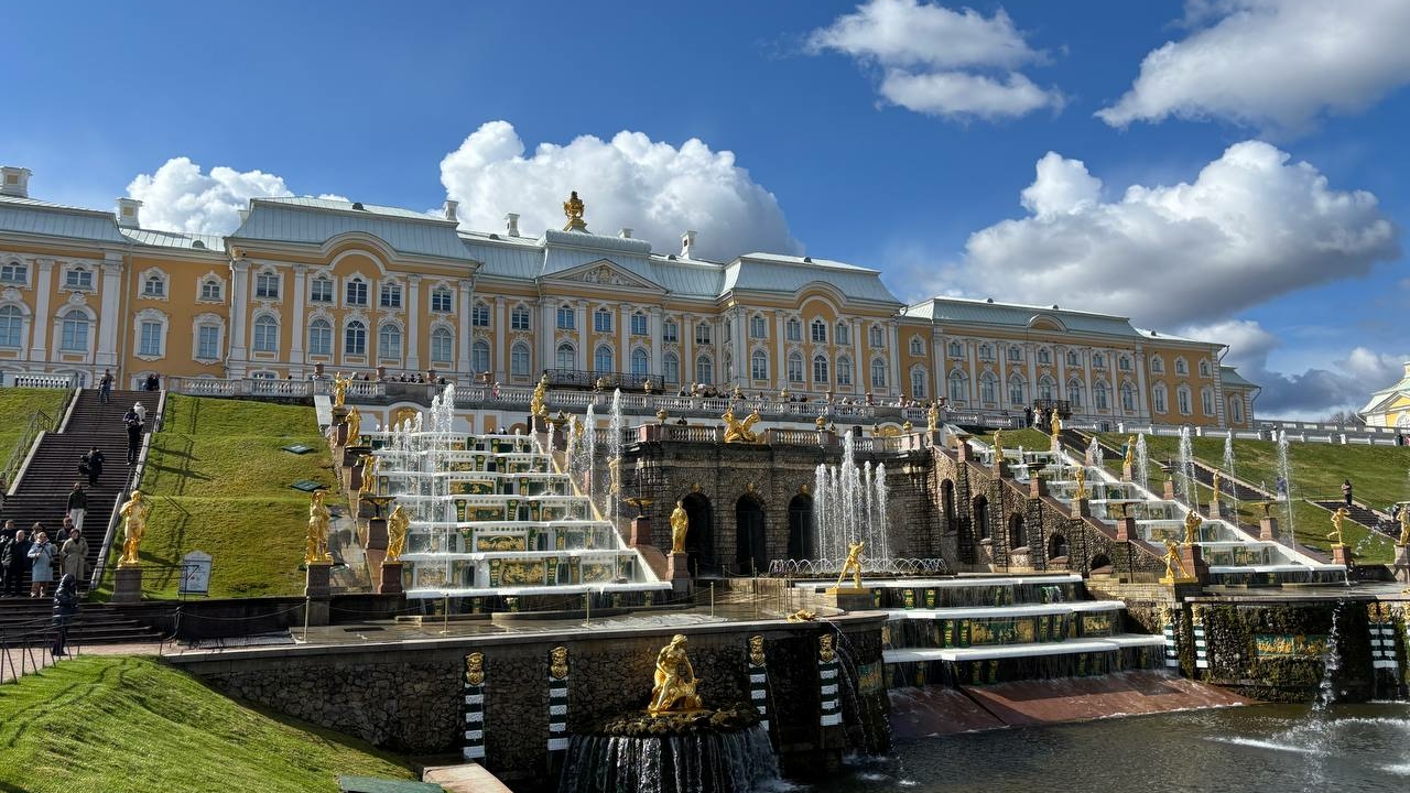 Посетители фонтанов и музеев Петергофа смогут делиться впечатлениями с нейросетью