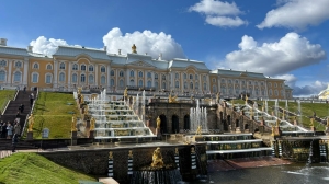 Посетители фонтанов и музеев Петергофа смогут делиться впечатлениями с нейросетью