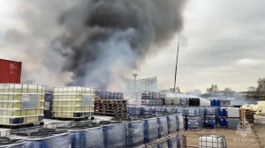 Роспотребнадзор проверит воздух в окрестностях палыхающего склада в Дизельном проезде