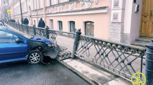 Пострадали проходившие мимо отец и дочь: мигрант на Peugeot снес забор на Литейном