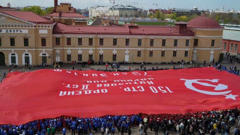 В Петропавловской крепости развернули самое большое в мире Знамя Победы