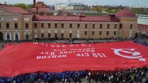 В Петропавловской крепости развернули самое большое в мире Знамя Победы