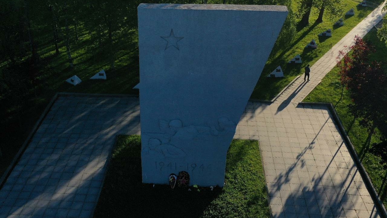 Полиция ищет осквернителей мемориала «Ополченцы» в Пушкине
