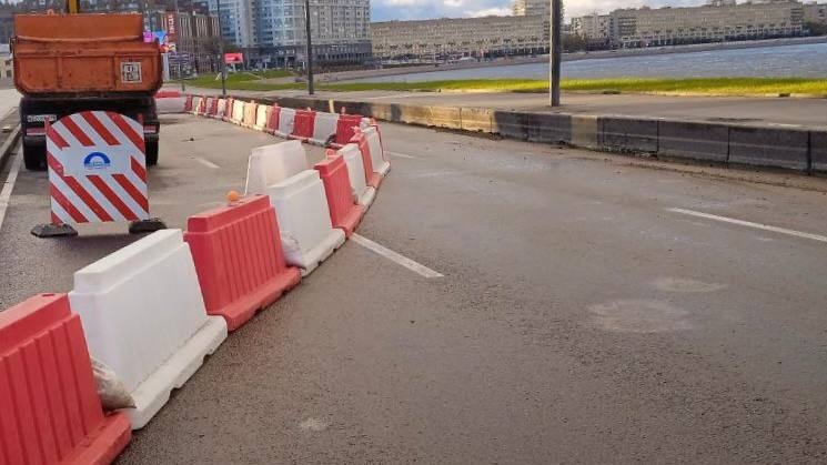 Хлынувшая на Свердловскую набережную вода ограничила движение транспорта