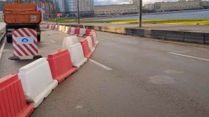 Хлынувшая на Свердловскую набережную вода ограничила движение транспорта
