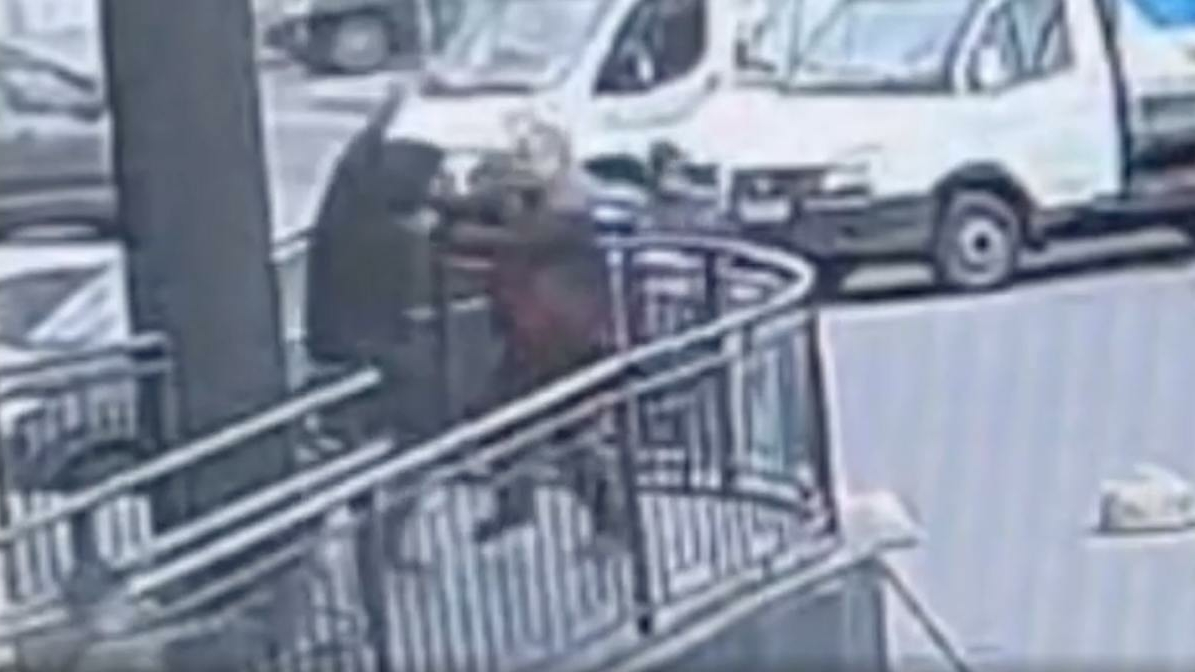 Нож и бег не помогли: полиция поймала подозреваемого в краже на Маршала Жукова