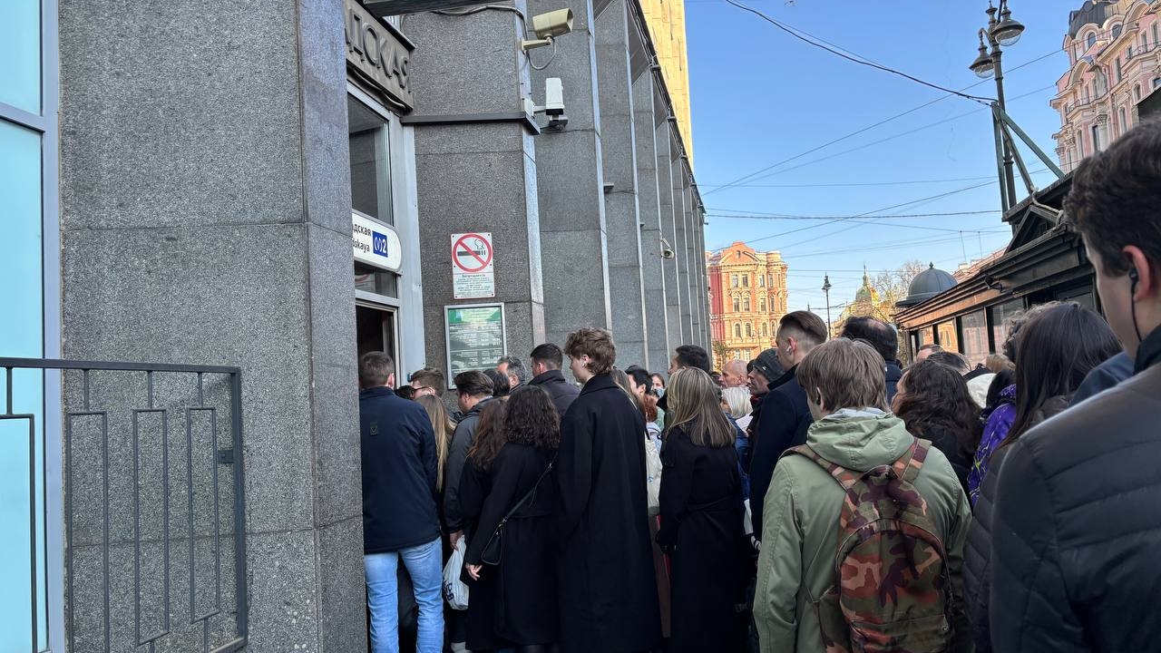«Петроградская» собрала огромную толпу у входа из-за ограничений