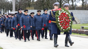 Руководство петербургской полиции возложило цветы на Пискаревском кладбище