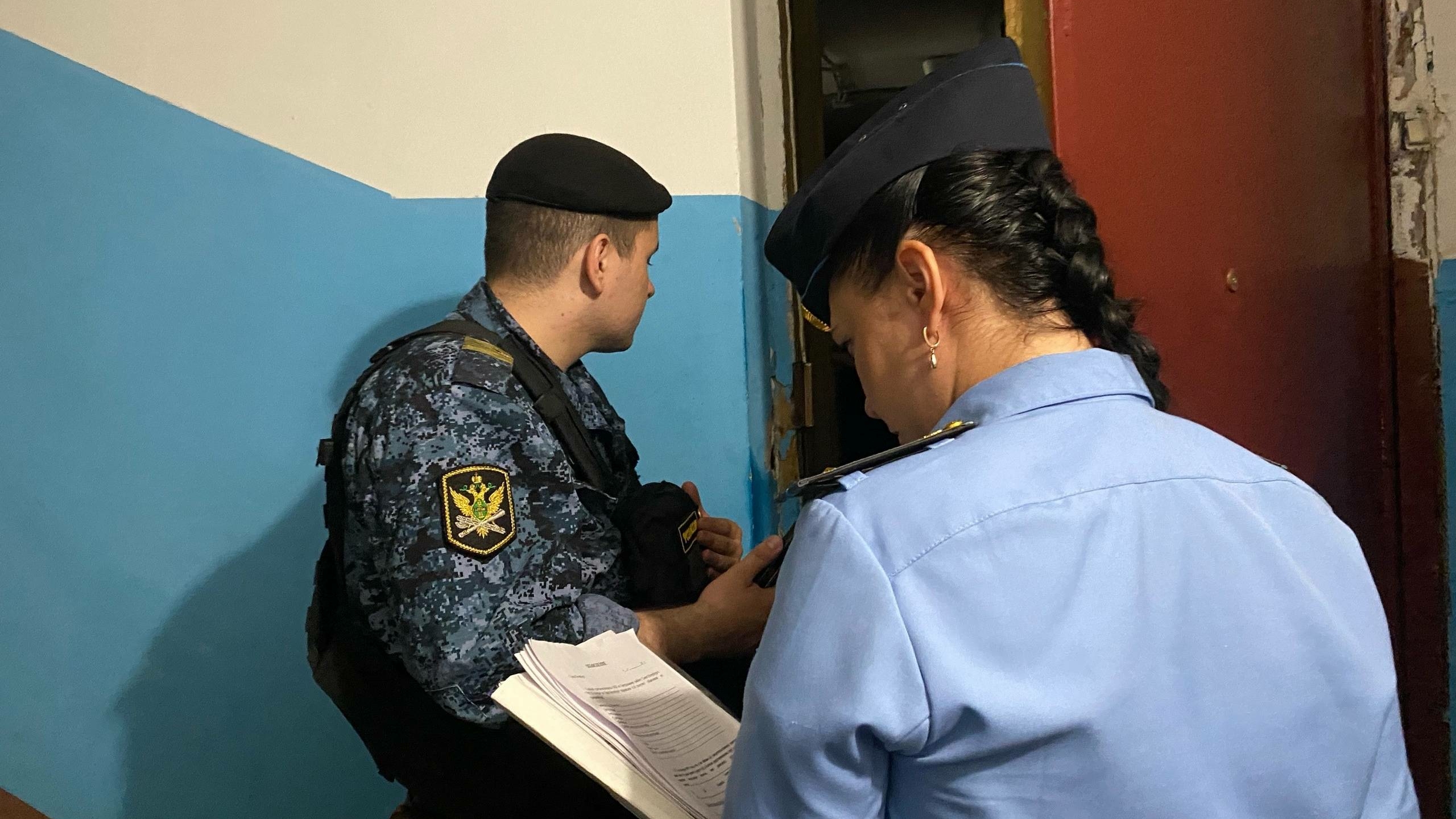 Пенсионерка с помощью приставов добилась заселения в собственную квартиру на Новочеркасском