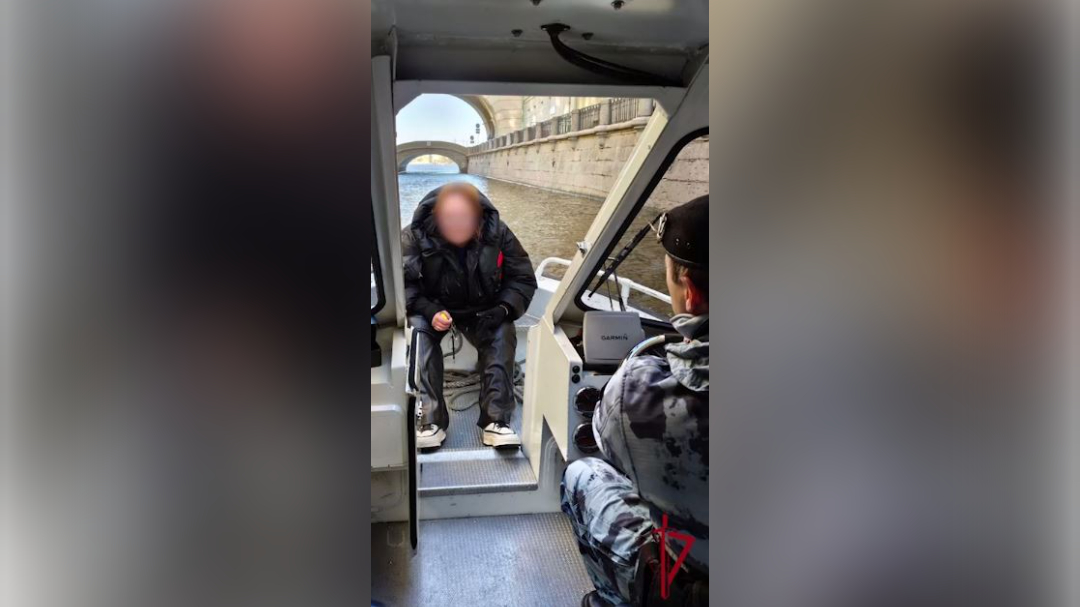 Росгвардейцы спасли упавшую с сапа в Мойку туристку