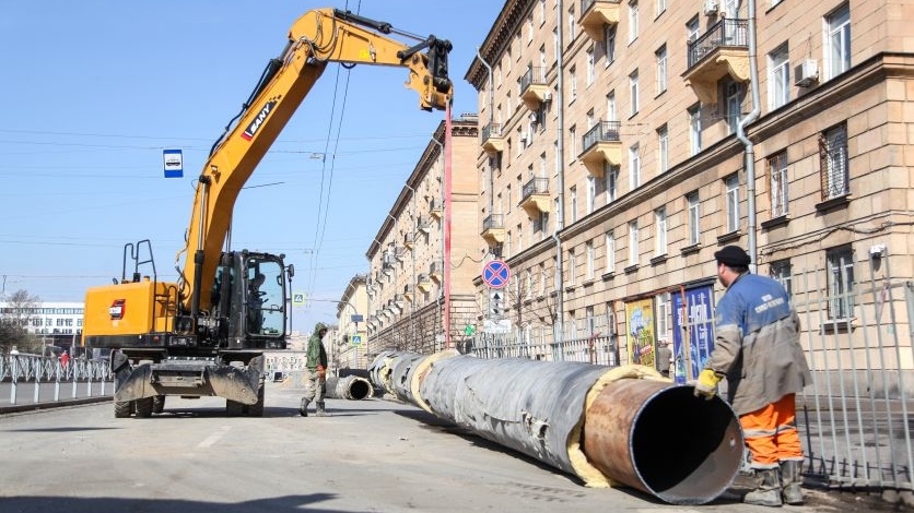 В Петербурге реконструируют участок теплосети, где провалился автобус