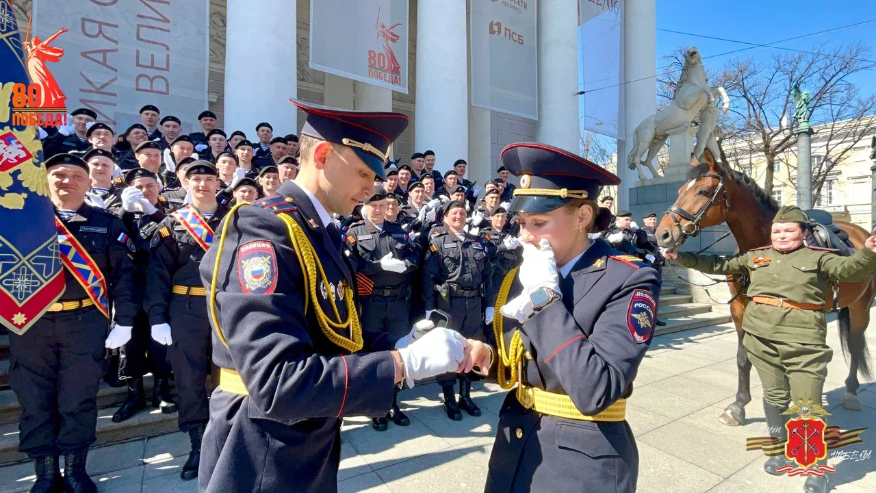 На праздновании Дня Победы в Петербурге полицейский сделал предложение своей коллеге